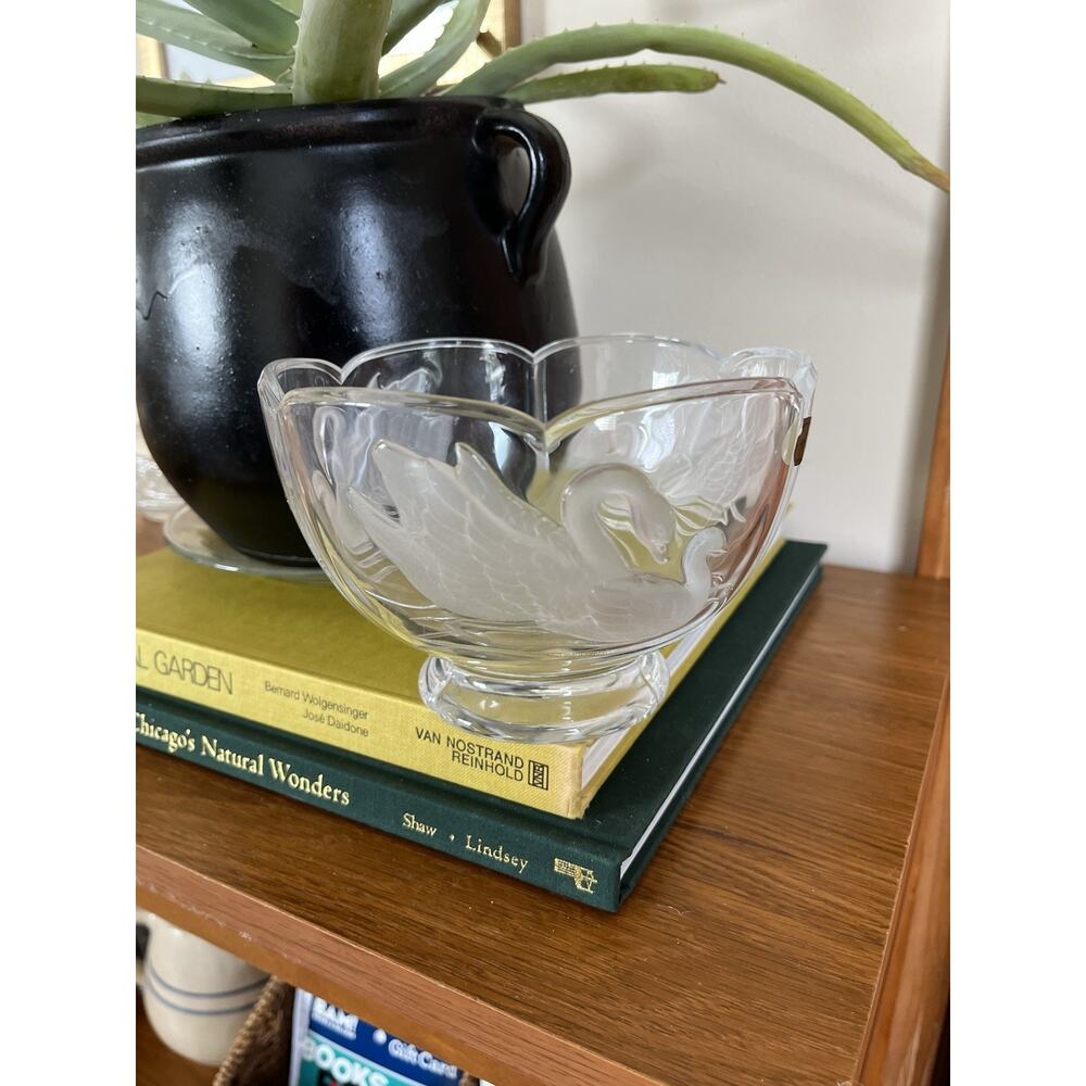Vintage Crystal Swan Bowl Embossed Frosted Design Teleflora France 24% Lead. 6”